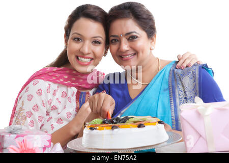 Portrait de Mère et fille avec gâteau d'anniversaire Banque D'Images