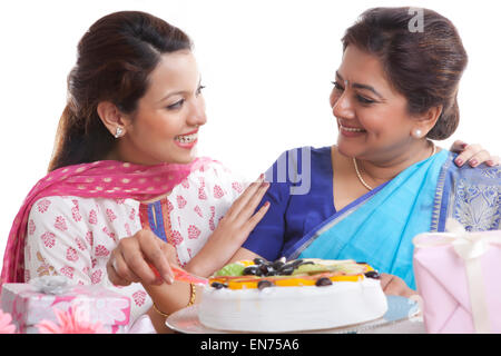 Mère et fille avec gâteau d'anniversaire Banque D'Images