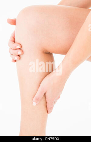 Natural woman toucher sa jambe douloureuse Banque D'Images