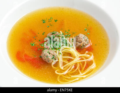 Soupe de légumes avec boulettes Banque D'Images