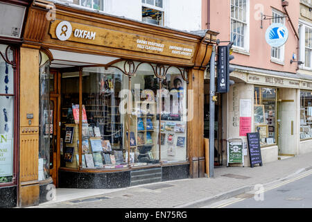 La devanture extérieure avant du magasin Oxfam shopfront un magasin de charité de Cirencester, Gloucestershire, Royaume-Uni. Banque D'Images