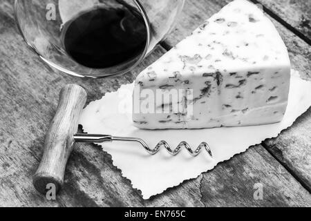 Moule à fromage, tire-bouchon et verre. Image en noir et blanc Vin et fromage background Banque D'Images