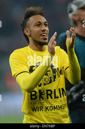 Munich, Allemagne. Apr 28, 2015. Pierre-Emerick Aubameyang de Dortmund célèbre après avoir remporté la défaite contre le Bayern de Munich au cours de la DFB Allemand semi finale match de foot entre FC Bayern Munich Borussia Dortmund et à l'Allianz Arena de Munich, Allemagne, 28 avril 2015. PHOTO : ANDREAS GEBERT/dpa/Alamy Live News Banque D'Images