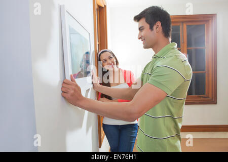 Jeune homme donnant une fleur à une jeune femme Banque D'Images