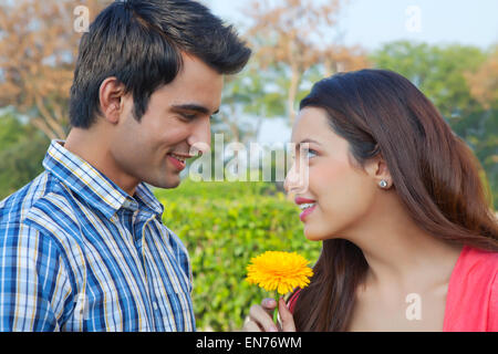 Man une photo sur le mur alors que jeune femme ressemble Banque D'Images