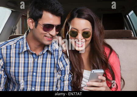 Jeune couple moving house Banque D'Images