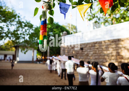 Apporter des offrandes à pèlerins Sri Maha Bodhi dans Anuradhapura, Sri Lanka. Banque D'Images