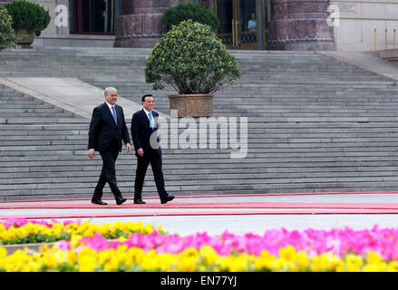 Beijing, Chine. Apr 29, 2015. Le Premier ministre chinois Li Keqiang (R) est titulaire d'une cérémonie de bienvenue pour le premier ministre algérien Abdelmalek Sellal avant leurs entretiens à Beijing, capitale de Chine, le 29 avril 2015. © Ding Lin/Xinhua/Alamy Live News Banque D'Images