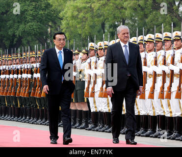 Beijing, Chine. Apr 29, 2015. Le Premier ministre chinois Li Keqiang (L) est titulaire d'une cérémonie de bienvenue pour le premier ministre algérien Abdelmalek Sellal avant leurs entretiens à Beijing, capitale de Chine, le 29 avril 2015. © Ding Lin/Xinhua/Alamy Live News Banque D'Images