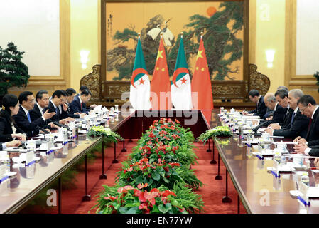 Beijing, Chine. Apr 29, 2015. Le Premier ministre chinois Li Keqiang (2e L) s'entretient avec le Premier Ministre algérien Abdelmalek Sellal (2e R) à Beijing, capitale de Chine, le 29 avril 2015. © Ding Lin/Xinhua/Alamy Live News Banque D'Images