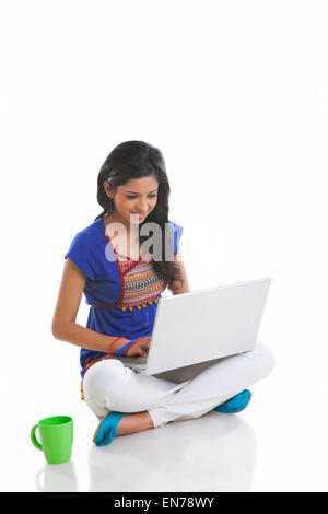 Girl working on laptop Banque D'Images