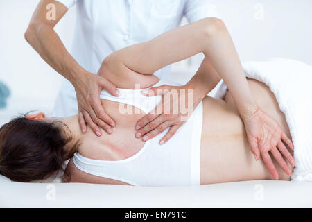 Physiothérapeute faisant back massage Banque D'Images