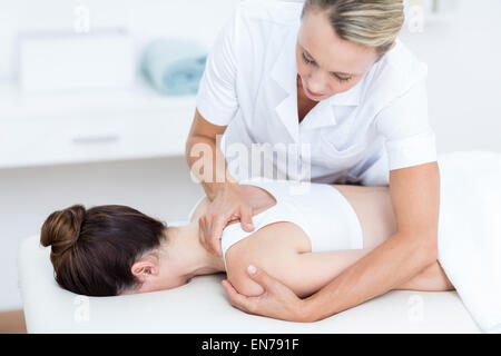 Physiothérapeute faisant shoulder massage Banque D'Images