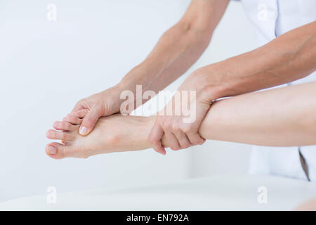 Physiothérapeute faire massage des pieds Banque D'Images