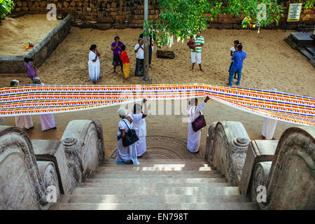 Apporter des offrandes à pèlerins Sri Maha Bodhi dans Anuradhapura, Sri Lanka. Banque D'Images