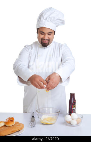 Fissuration Chef oeuf dans bol Banque D'Images