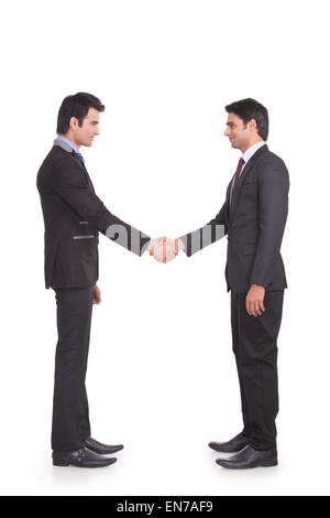 Deux businessmen shaking hands Banque D'Images