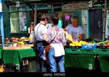 Marché de Fruits et légumes sur l'étal du marché de Portobello Road, Notting Hill, London, England, UK Banque D'Images