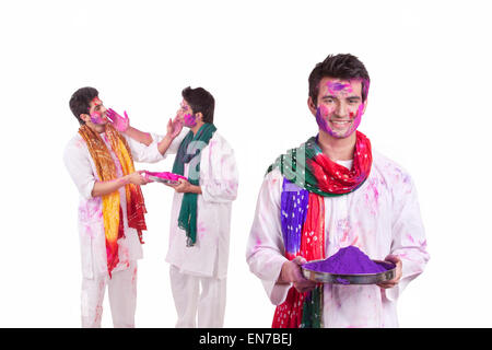 Portrait d'un jeune homme avec des couleurs holi Banque D'Images