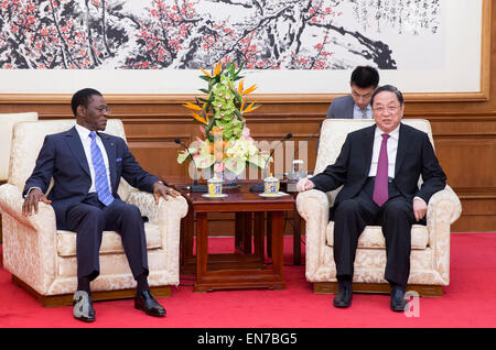 Beijing, Chine. Apr 29, 2015. Yu Zhengsheng (R), président du Comité National de la Conférence consultative politique du peuple chinois (CCPPC), rencontre le président de Guinée équatoriale Teodoro Obiang Nguema Mbasogo, à Beijing, capitale de la Chine, le 29 avril 2015. © Huang Jingwen/Xinhua/Alamy Live News Banque D'Images