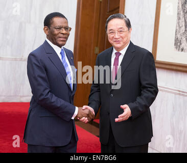 Beijing, Chine. Apr 29, 2015. Yu Zhengsheng (R), président du Comité National de la Conférence consultative politique du peuple chinois (CCPPC), rencontre le président de Guinée équatoriale Teodoro Obiang Nguema Mbasogo, à Beijing, capitale de la Chine, le 29 avril 2015. © Huang Jingwen/Xinhua/Alamy Live News Banque D'Images