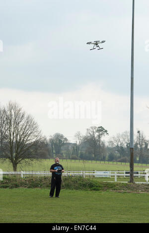 L'homme aux commandes d'un drone hélicoptère rotor multi Banque D'Images