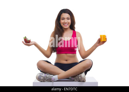 Portrait de femme tenant et jus de fraise Banque D'Images