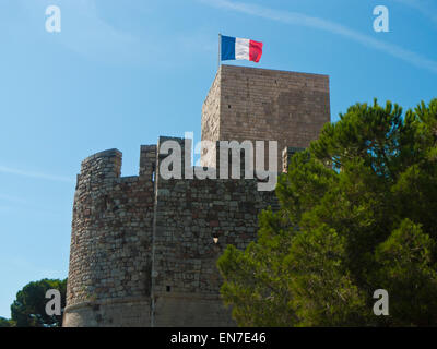 Drapeau français volant au-dessus de vieux château à Cannes. Banque D'Images