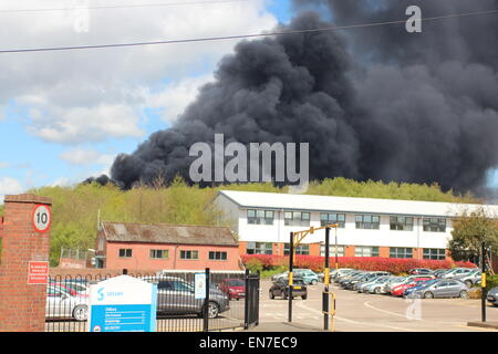 Oldbury, West Midlands, Royaume-Uni. 29 avril, 2015. Jusqu'à 75 pompiers s'attaquent à un grand incendie qui s'est déclaré dans une zone industrielle de Oldbury. Des panaches de fumée peut être vu à des kilomètres à la ronde. L'établissement à l'Tat Bank Road appartient à Teknor Apex limitée. Il y a des soucis dans la région si les vapeurs peuvent être toxiques. Crédit : Robert Clarke/Alamy Live News Banque D'Images