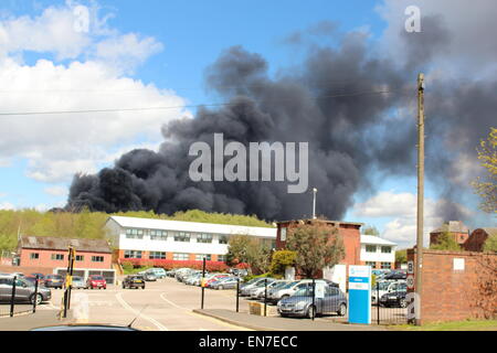 Oldbury, West Midlands, Royaume-Uni. 29 avril, 2015. Jusqu'à 75 pompiers s'attaquent à un grand incendie qui s'est déclaré dans une zone industrielle de Oldbury. Des panaches de fumée peut être vu à des kilomètres à la ronde. L'établissement à l'Tat Bank Road appartient à Teknor Apex limitée. Il y a des soucis dans la région si les vapeurs peuvent être toxiques. Crédit : Robert Clarke/Alamy Live News Banque D'Images