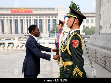 Beijing, Chine. Apr 29, 2015. Teodoro Obiang Nguema Mbasogo (L), Président de la Guinée équatoriale, offre une couronne au monument aux héros du peuple sur la Place Tian'anmen à Beijing, capitale de Chine, le 29 avril 2015. © Ding Lin/Xinhua/Alamy Live News Banque D'Images