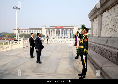 Beijing, Chine. Apr 29, 2015. Teodoro Obiang Nguema Mbasogo (2L), Président de la Guinée équatoriale, offre une couronne au monument aux héros du peuple sur la Place Tian'anmen à Beijing, capitale de Chine, le 29 avril 2015. © Ding Lin/Xinhua/Alamy Live News Banque D'Images