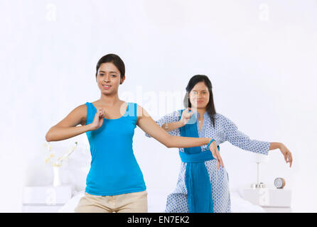 Portrait de Mère et fille en danse posent Banque D'Images