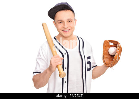 Jeune brunette dans un T-shirt blanc tenant une batte de baseball et une balle isolé sur fond blanc Banque D'Images