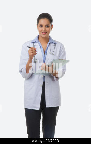 Portrait of female doctor smiling Banque D'Images
