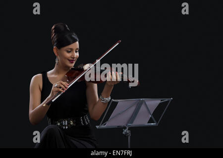 Femme jouant du violon Banque D'Images