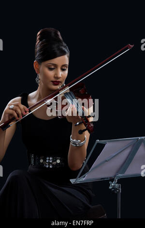 Femme jouant du violon Banque D'Images