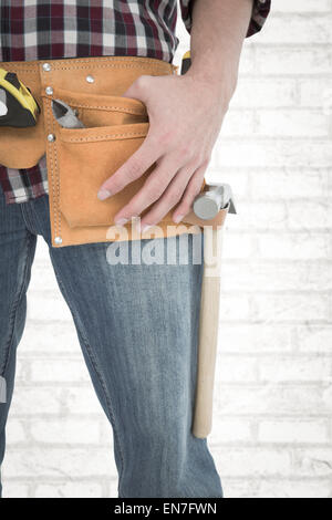 Image composite de handyman wearing tool belt Banque D'Images