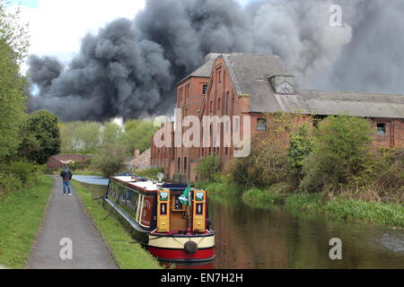 Oldbury, West Midlands, Royaume-Uni. 29 avril, 2015. Jusqu'à 75 pompiers s'attaquent à un grand incendie qui s'est déclaré dans une zone industrielle de Oldbury. Des panaches de fumée peut être vu à des kilomètres à la ronde. L'établissement à l'Tat Bank Road appartient à Teknor Apex limitée. Il y a des soucis dans la région si les vapeurs peuvent être toxiques. Crédit : Robert Clarke/Alamy Live News Banque D'Images