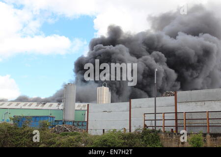 Oldbury, West Midlands, Royaume-Uni. 29 avril, 2015. Jusqu'à 75 pompiers s'attaquent à un grand incendie qui s'est déclaré dans une zone industrielle de Oldbury. Des panaches de fumée peut être vu à des kilomètres à la ronde. L'établissement à l'Tat Bank Road appartient à Teknor Apex limitée. Il y a des soucis dans la région si les vapeurs peuvent être toxiques. Crédit : Robert Clarke/Alamy Live News Banque D'Images