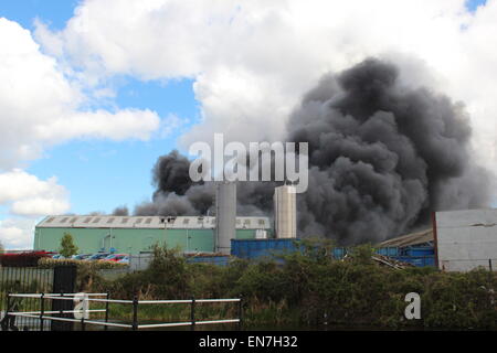 Oldbury, West Midlands, Royaume-Uni. 29 avril, 2015. Jusqu'à 75 pompiers s'attaquent à un grand incendie qui s'est déclaré dans une zone industrielle de Oldbury. Des panaches de fumée peut être vu à des kilomètres à la ronde. L'établissement à l'Tat Bank Road appartient à Teknor Apex limitée. Il y a des soucis dans la région si les vapeurs peuvent être toxiques. Crédit : Robert Clarke/Alamy Live News Banque D'Images