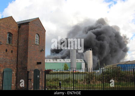 Oldbury, West Midlands, Royaume-Uni. 29 avril, 2015. Jusqu'à 75 pompiers s'attaquent à un grand incendie qui s'est déclaré dans une zone industrielle de Oldbury. Des panaches de fumée peut être vu à des kilomètres à la ronde. L'établissement à l'Tat Bank Road appartient à Teknor Apex limitée. Il y a des soucis dans la région si les vapeurs peuvent être toxiques. Crédit : Robert Clarke/Alamy Live News Banque D'Images