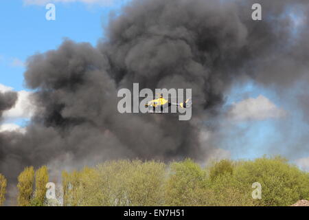 Oldbury, West Midlands, Royaume-Uni. 29 avril, 2015. Jusqu'à 75 pompiers s'attaquent à un grand incendie qui s'est déclaré dans une zone industrielle de Oldbury. Des panaches de fumée peut être vu à des kilomètres à la ronde. L'établissement à l'Tat Bank Road appartient à Teknor Apex limitée. Il y a des soucis dans la région si les vapeurs peuvent être toxiques. Crédit : Robert Clarke/Alamy Live News Banque D'Images