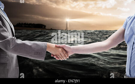 Image composite de poignée de main entre deux femmes Banque D'Images