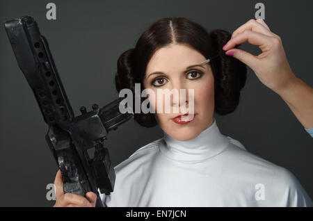 Londres, Royaume-Uni. 29 avr, 2015. dpa-exclusif : La touche finale est mis sur la figure de cire de la princesse Leia de 'Star Wars' pour le transport à l'exposition dans le musée de cire de Berlin après la production dans Merlin Studios à Londres, Grande-Bretagne, 29 avril 2015. Onze personnages et de 'Star Wars' s'affiche dans des scènes de film culte dans la foi et les paramètres accessibles chez Madame Tussauds à Berlin à partir de 12 mai 2015. Dpa : Crédit photo alliance/Alamy Live News Banque D'Images