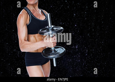 Image composite de femme bodybuilder solide noir grand holding dumbbell Banque D'Images