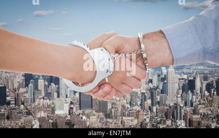 Image composite de menotté business people shaking hands Banque D'Images