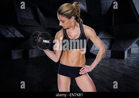 Image composite de femme bodybuilder holding grand noir avec haltère jusqu'à bras regardant biceps Banque D'Images