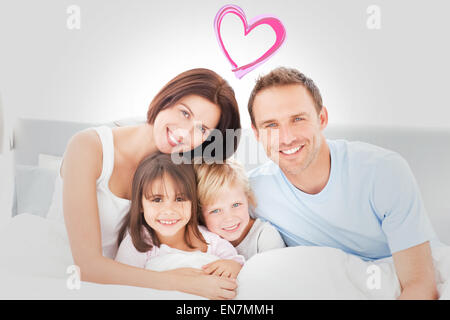 Image composite de portrait d'une famille heureuse assis sur le lit Banque D'Images