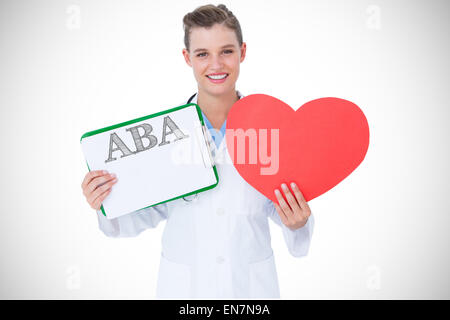 Aba contre happy doctor holding clipboard et carte coeur Banque D'Images